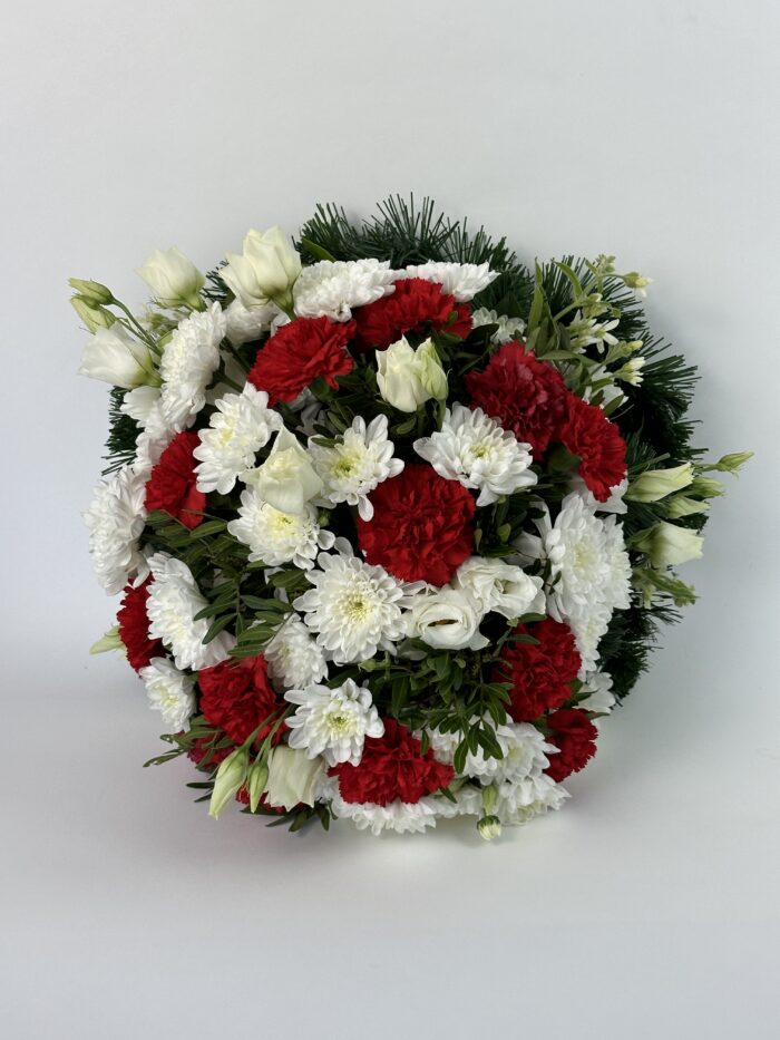 Венок с красными гвоздиками